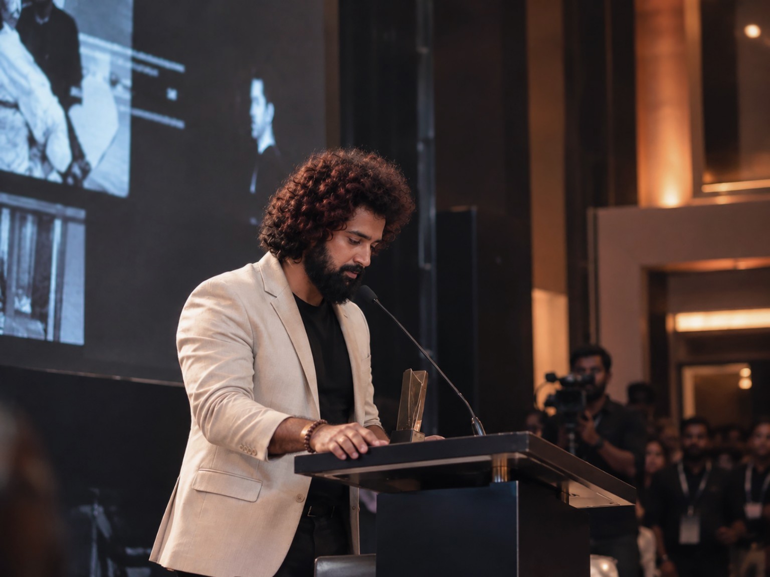 Navaneeth Narayanan sharing photography experience on stage